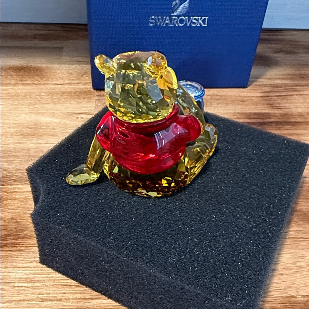 Retired Swarovski Disney Winnie the Pooh with Hunny Pot 2012 - Picture 5 of 8